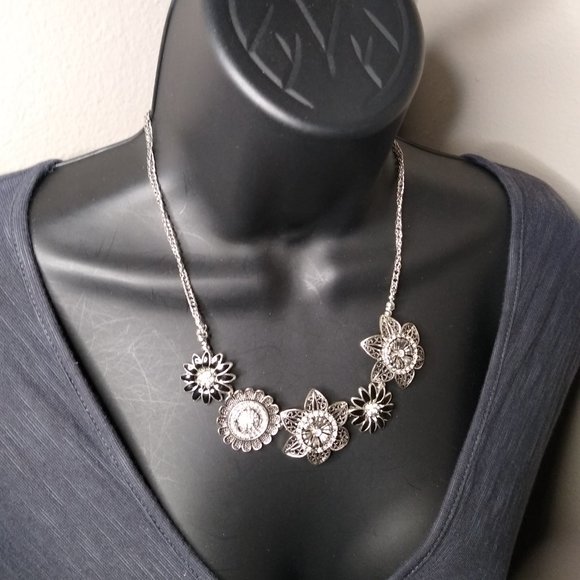 Vintage Metal Flower Necklace Adjustable 18 To 21 Inches - Picture 4 of 13